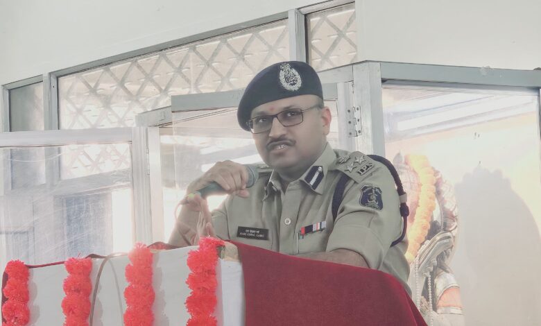 पुलिस महानिरीक्षक राम गोपाल गर्ग ने छात्रों को साइबर अपराध से बचने के महत्वपूर्ण टिप्स दिए और डिजिटल सुरक्षा के प्रति जागरूक किया