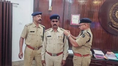 पुलिस महानिरीक्षक दुर्ग रेंज राम गोपाल गर्ग ने उप निरीक्षक (अ) को स्टार लगाकर निरीक्षक (अ) के पद पर किया पदोन्नत