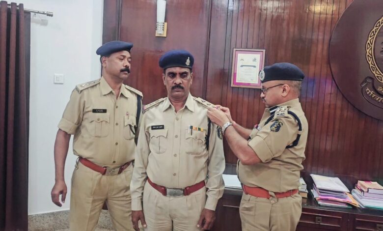 पुलिस महानिरीक्षक दुर्ग रेंज राम गोपाल गर्ग ने उप निरीक्षक (अ) को स्टार लगाकर निरीक्षक (अ) के पद पर किया पदोन्नत