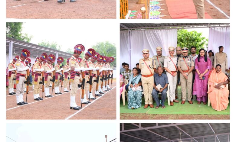 शहीद पुलिस कर्मियों के परिजनों को आईजी गर्ग ने शाल श्रीफल किया भेट;उनकी समस्याओं को सुन तत्काल निराकरण के दिए आदेश