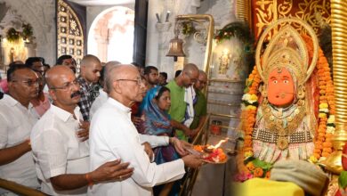 नवरात्रि के दूसरे दिन पूर्व गृह मंत्री ताम्रध्वज साहू परिवार के साथ पहुंचे मां बमलेश्वरी के दरबार, बीजेपी सरकार पर जमकर साधा निशाना