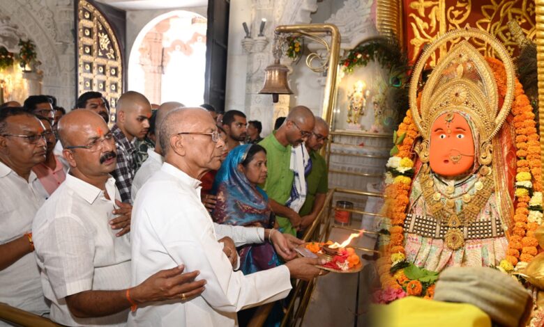 नवरात्रि के दूसरे दिन पूर्व गृह मंत्री ताम्रध्वज साहू परिवार के साथ पहुंचे मां बमलेश्वरी के दरबार, बीजेपी सरकार पर जमकर साधा निशाना