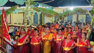 पंचमी को परमेश्वरी मंदिर प्रगति नगर में संपन्न महाआरती में महिलाओं ने दीयों से सजे थाल से की आरती