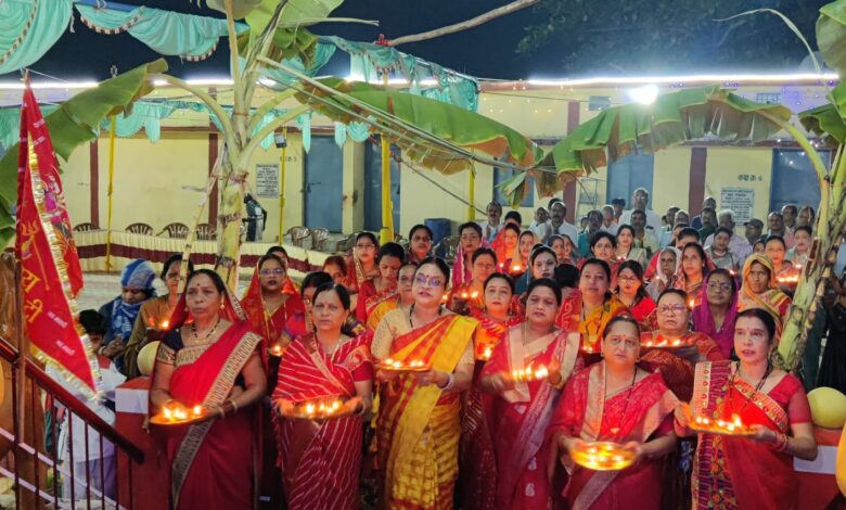 पंचमी को परमेश्वरी मंदिर प्रगति नगर में संपन्न महाआरती में महिलाओं ने दीयों से सजे थाल से की आरती