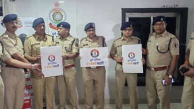 साइबर जागरूकता अभियान में दुर्ग पुलिस की नई पहल – पुलिस वाहनों पर 1930 साइबर हेल्पलाइन स्टिकर