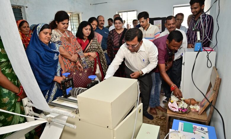 बीएसपी सीएसआर पहल के तहत ग्राम पंचायत पाउवारा को सेनेटरी पैड मेकिंग मशीन का किया गया हस्तांतरण