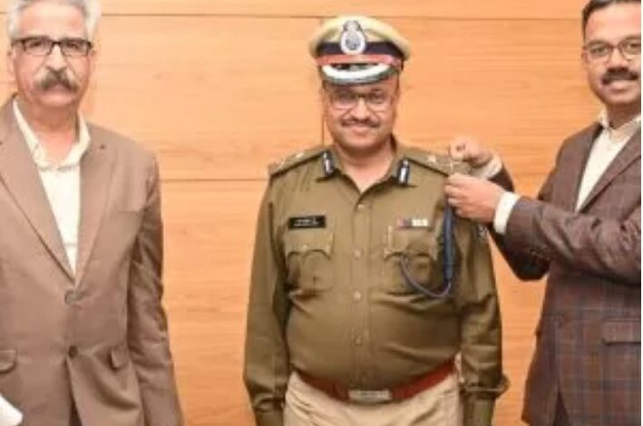 DGP अशोक जुनेजा ने IPS राम गोपाल गर्ग को पदोन्नत होने पर स्टार लगाकर दी बधाई…