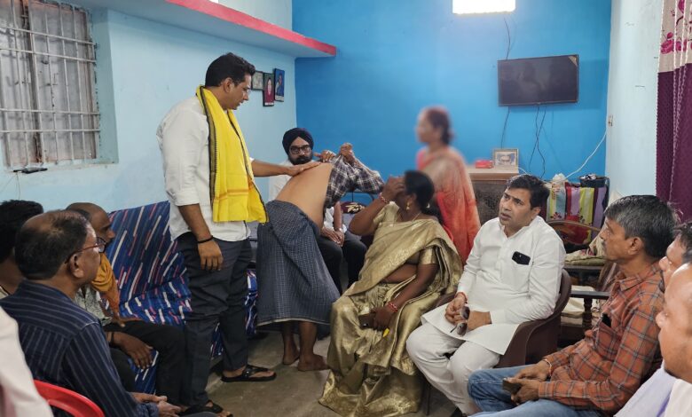 पीड़ित परिजनों से मिले विधायक देवेंद्र यादव, परिवार ने सीबीआई जांच की मांग की