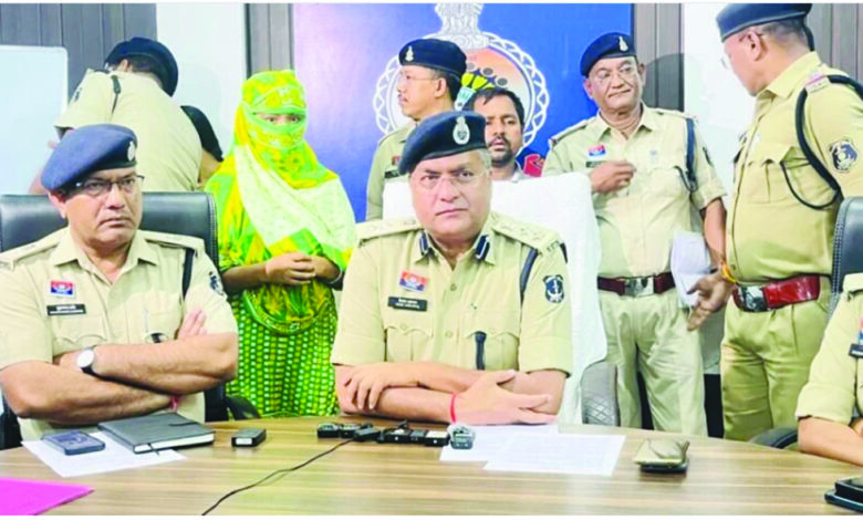 भिलाई में पकड़ाई बांग्लादेशी महिला, दो साल से पहचान छिपाकर रह रही पन्ना बीबी को पुलिस ने किया गिरफ्तार भिलाई में पकड़ाई बांग्लादेशी महिला, दो साल से पहचान छिपाकर रह रही पन्ना बीबी को पुलिस ने किया गिरफ्तार
