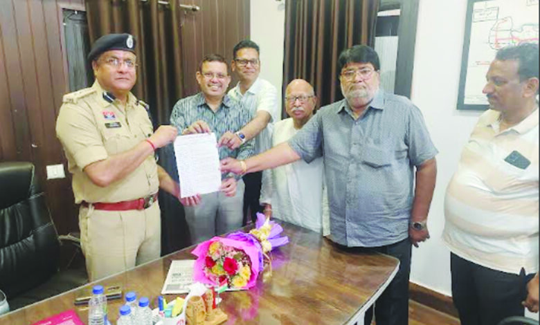 दुर्ग सराफा व्यापारी संघ के लोगों ने एसएसपी अग्रवाल का किया अभिनंदन दुर्ग सराफा व्यापारी संघ के लोगों ने एसएसपी अग्रवाल का किया अभिनंदन