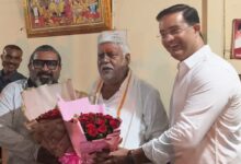 भिलाई ट्रक ट्रेलर ट्रांसपोर्टर्स एसोसिएशन के अध्यक्ष इंद्रजीत सिंह छोटू के नेतृत्व में पूर्व कैबिनेट मंत्री प्रेम प्रकाश पाण्डेय को जन्मदिन की दी बधाई