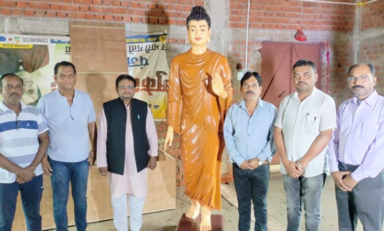 चंद्रशेखर गवई द्वारा तैयार की गई मूर्ति के लिए उन्हें सम्मान से नवाजा… चंद्रशेखर गवई द्वारा तैयार की गई मूर्ति के लिए उन्हें सम्मान से नवाजा…