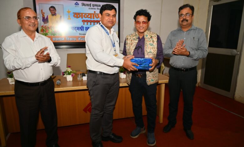 पद्मश्री स्व. डॉ. सुरेन्द्र दुबे को काव्यांजलि का आयोजन संयंत्र बिरादरी ने दी श्रद्धांजलि पद्मश्री स्व. डॉ. सुरेन्द्र दुबे को काव्यांजलि का आयोजन संयंत्र बिरादरी ने दी श्रद्धांजलि