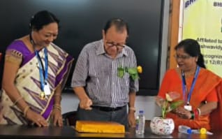 भिलाई महिला महाविद्यालय में शिक्षक दिवस के अवसर पर गुरूजनों का हुआ सम्मान भिलाई महिला महाविद्यालय में शिक्षक दिवस के अवसर पर गुरूजनों का हुआ सम्मान