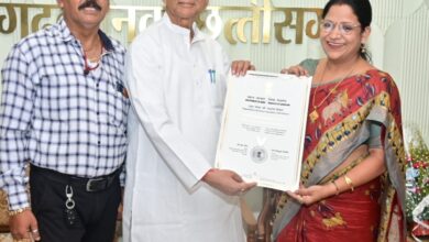 पूर्व गृहमंत्री ताम्रध्वज साहू ने राष्ट्रपति शिक्षक सम्मान प्राप्त करने वाली श्रीमती डॉ. प्रज्ञा सिंह को दी बधाई