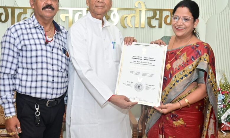पूर्व गृहमंत्री ताम्रध्वज साहू ने राष्ट्रपति शिक्षक सम्मान प्राप्त करने वाली श्रीमती डॉ. प्रज्ञा सिंह को दी बधाई